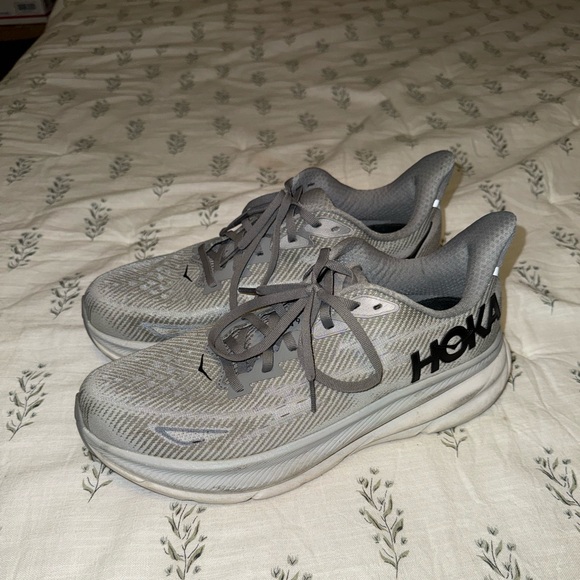 Men’s gray Hoka tennis shoes - Picture 3 of 10